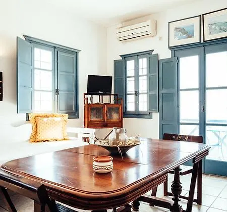 Santo Blue Santorini Caldera View Luxury Ξενοδοχείο με διαμερίσματα 3*